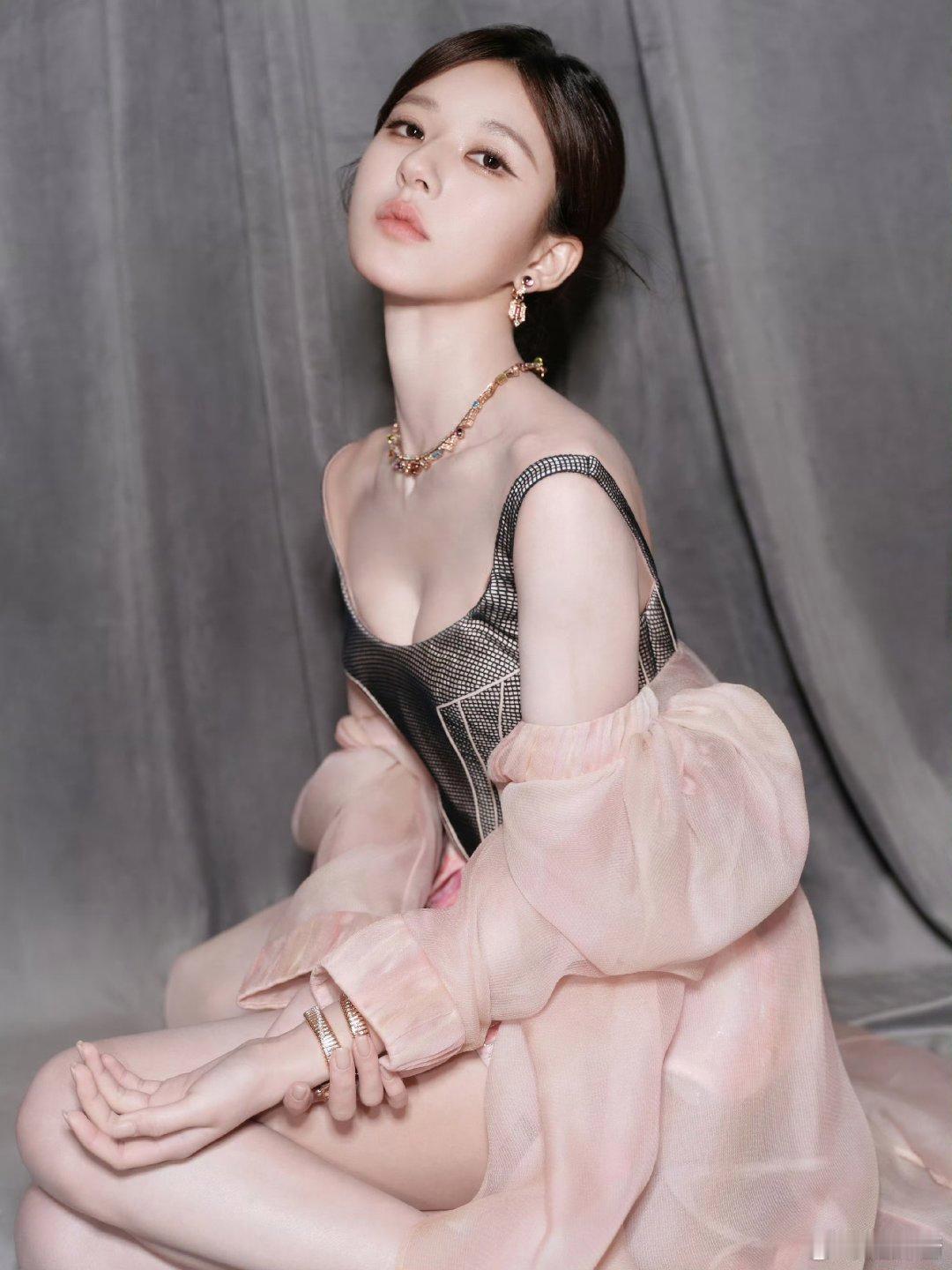 赵露思低胸裙写真，傲人身材吸睛诱人，太有诱惑力了！ ​​​