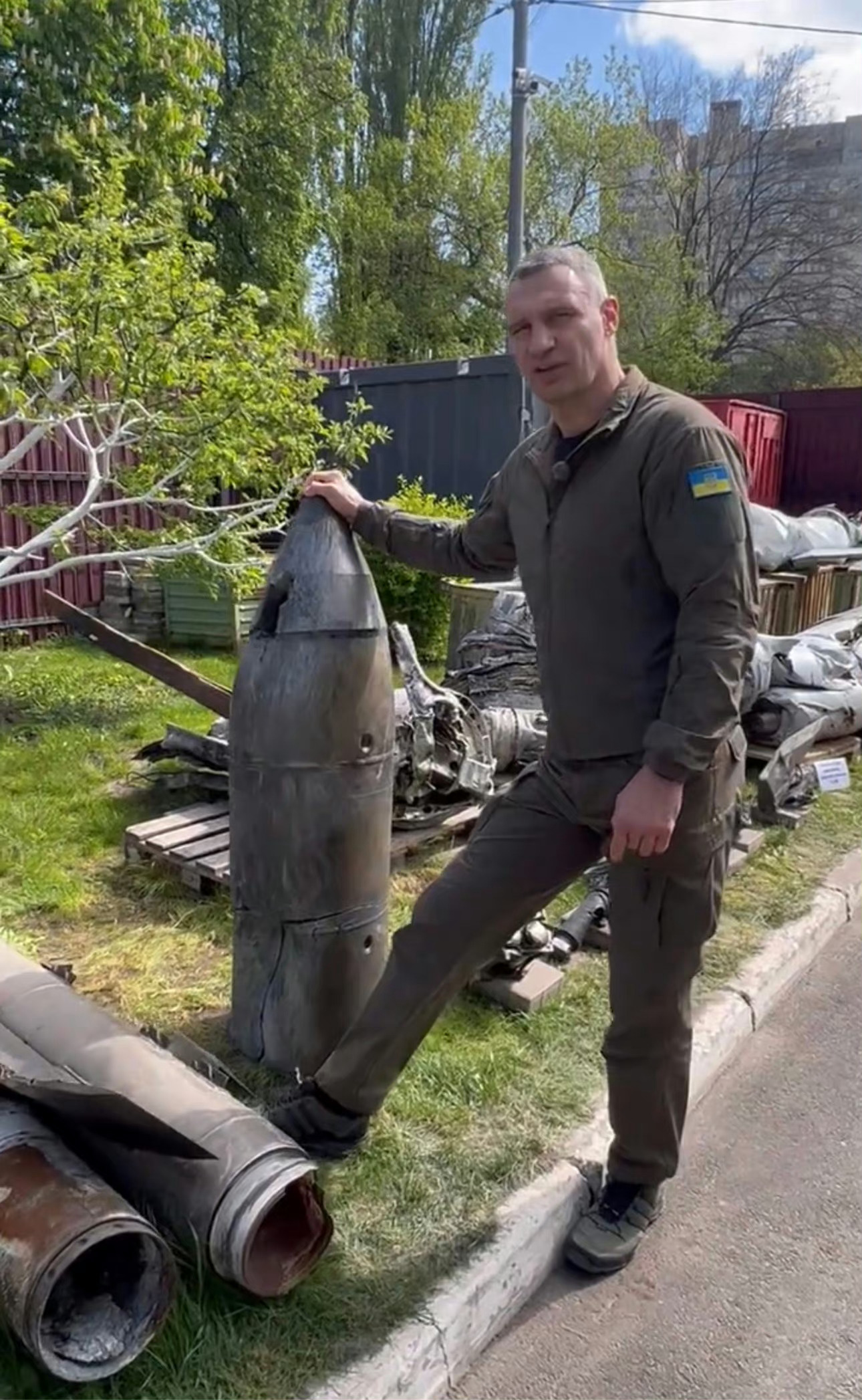 #俄乌局势新进展#尽管基辅当局的官员在拍照的时候刻意用手捂上了所谓“匕首”残骸的