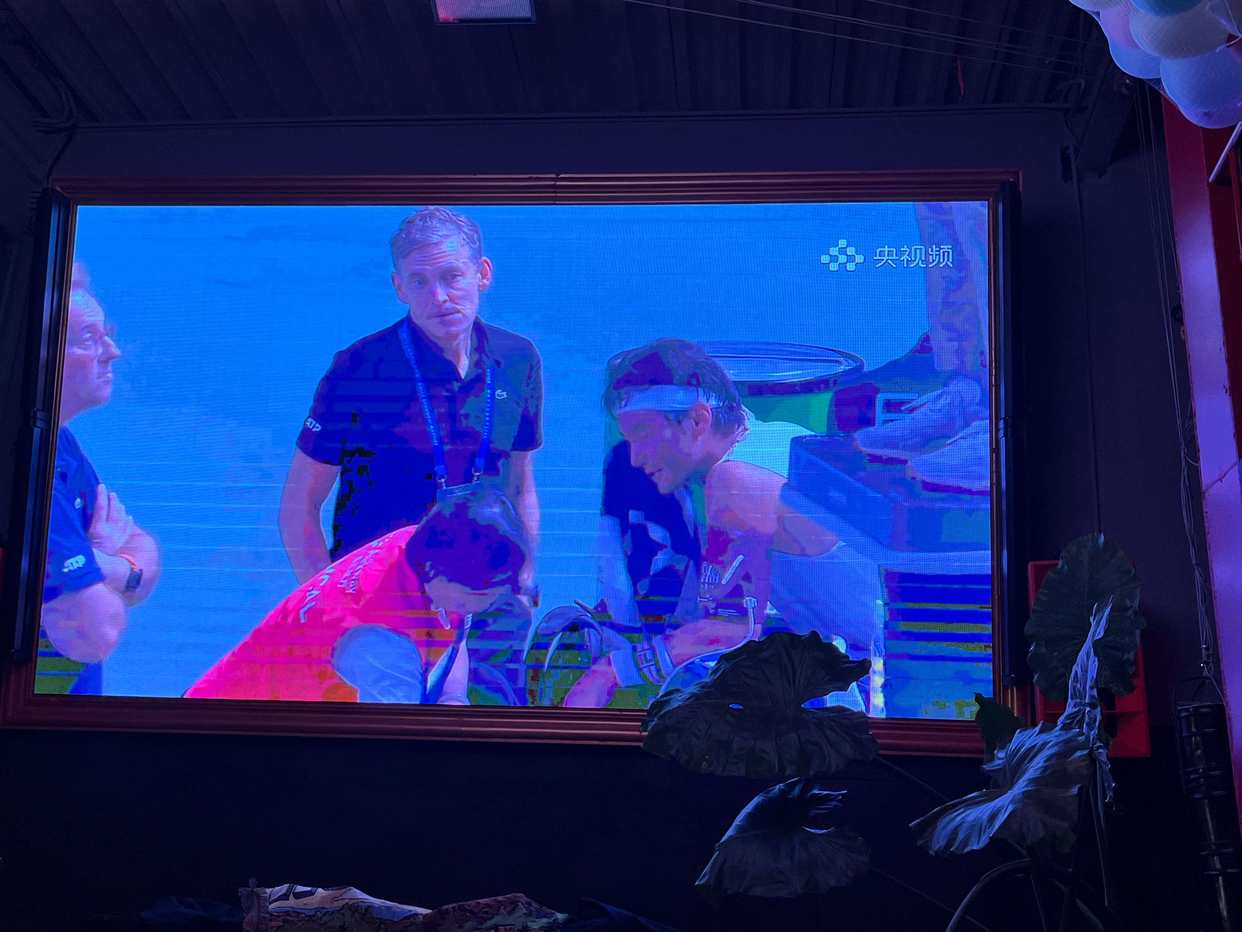 2025上海劳力士大师赛 小布在比赛中叫了医生，测量了血压，希望无大碍！ ​​​