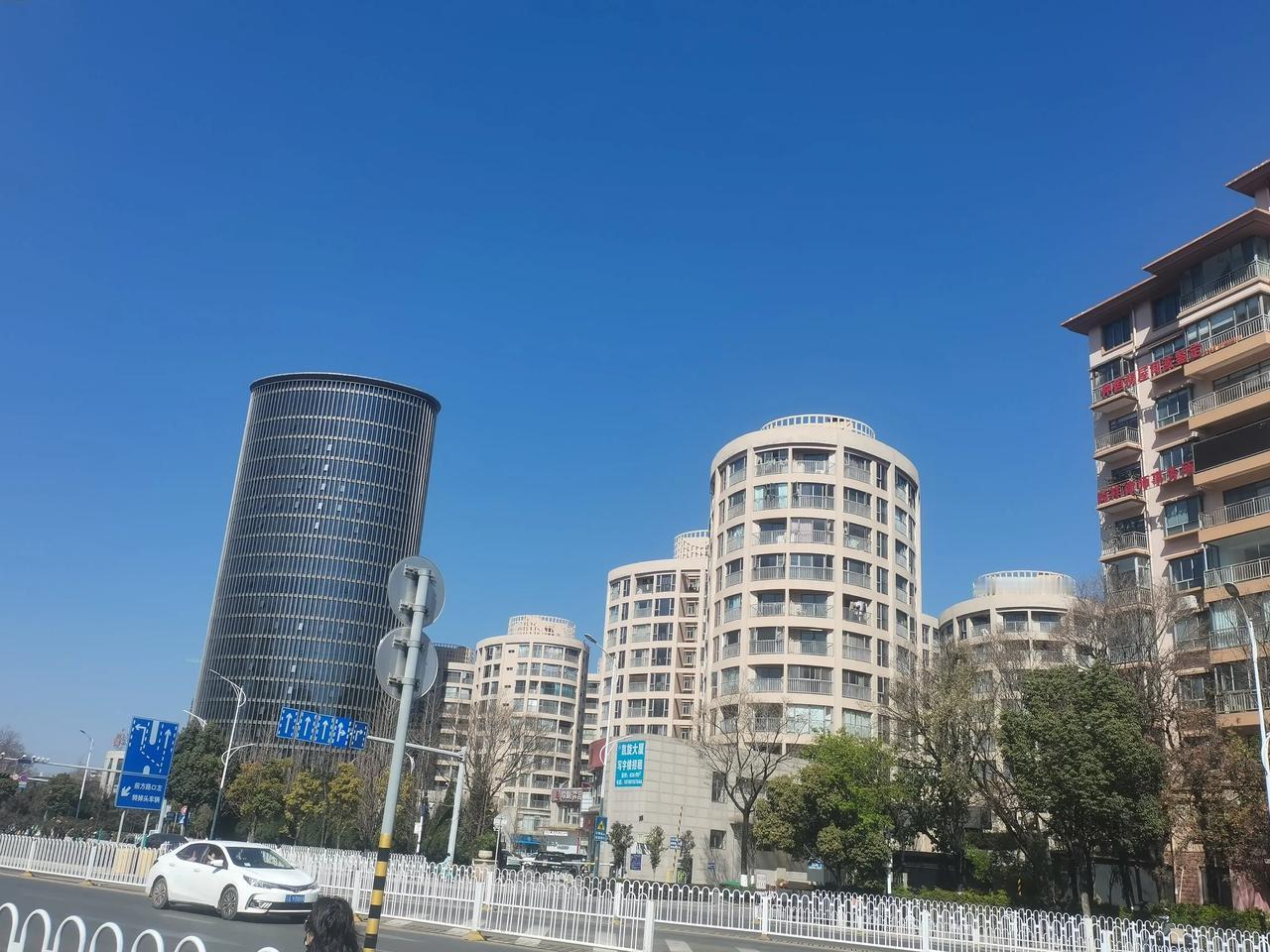 这一家诚泰保险公司也是很厉害的
这些圆形的房子都是他们家建的吗？
不光是总部办公