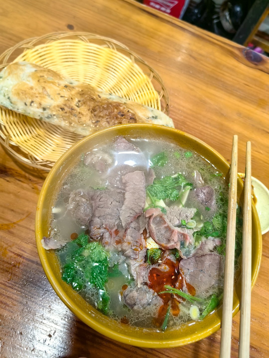 一碗牛肉粉丝汤，一个烤饼！ 