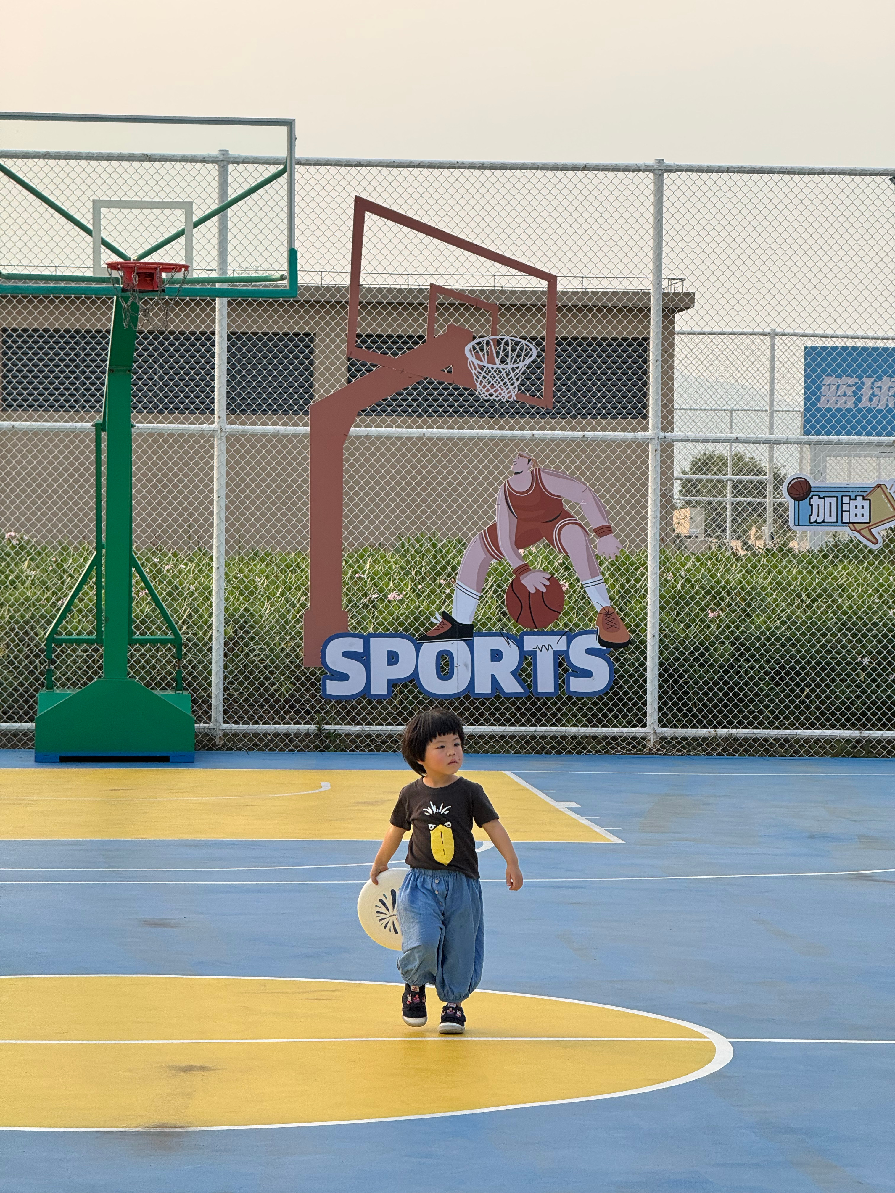 花屿悦海园挺不错的，很适合小宝宝有草地有沙坑有篮球场，还能看到海和飞机没地方遛娃