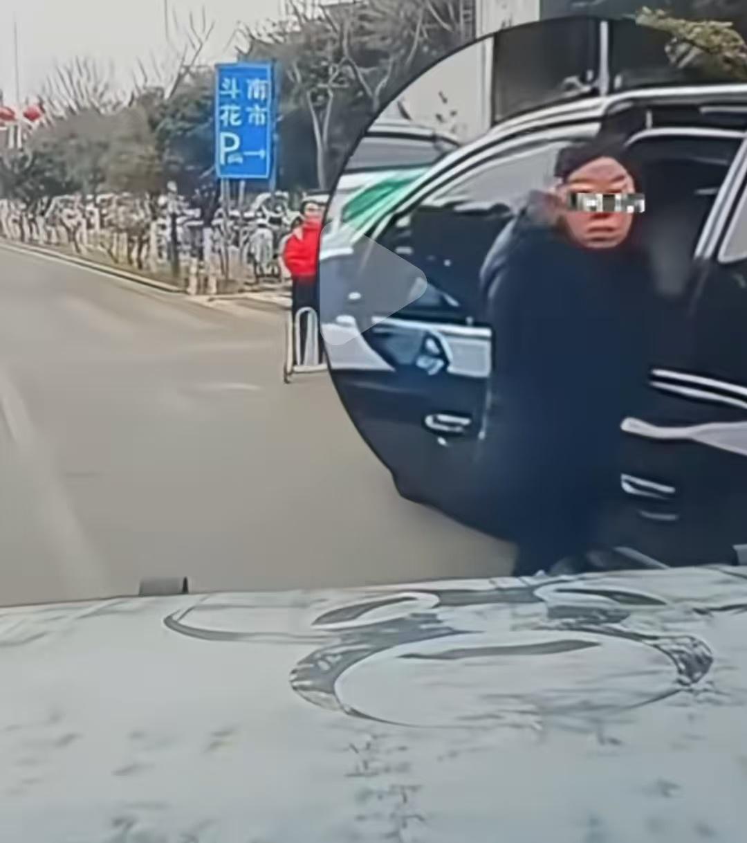 云南一女子违停竖中指挑衅后车，后车直接撞向女子并称：“弯腰捡手机不小心误踩油门。