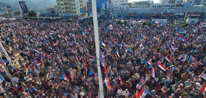 也门“南方过渡委员会”的支持者今天在亚丁阅兵场集会，看起来STC的基本盘还是很大