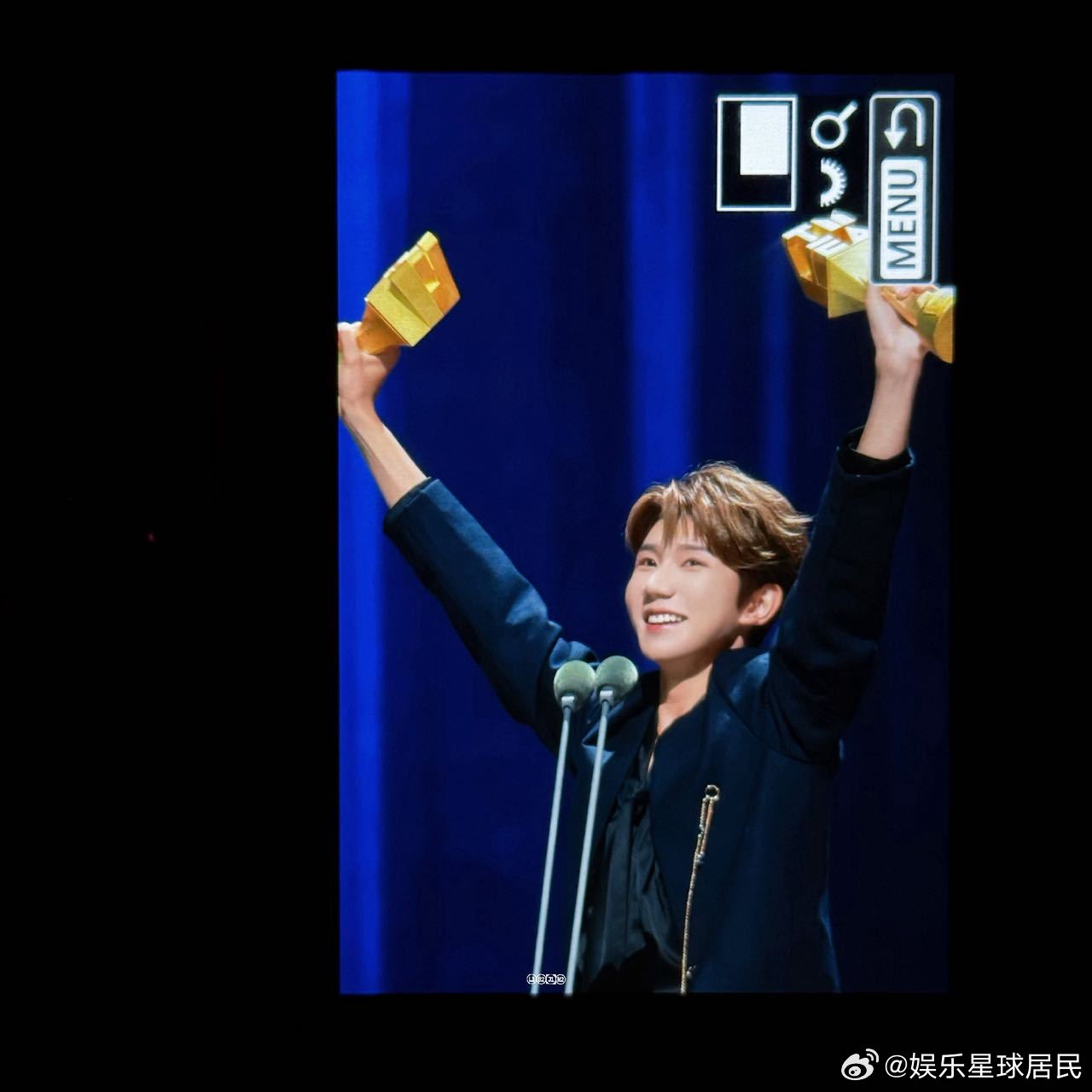 王源双手高举奖杯退场 看着他在退场时依然稳稳地举着奖杯致意，那种骨子里透出来的自