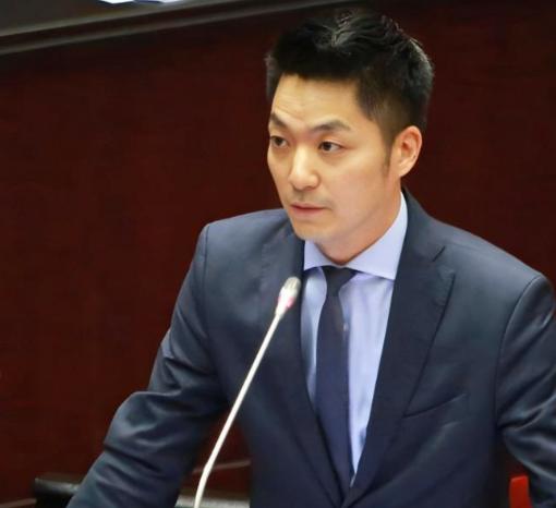 台北市长蒋万安他曾表示，如果大陆军机继续在台海绕飞演习，他就要停掉创办了十五年的