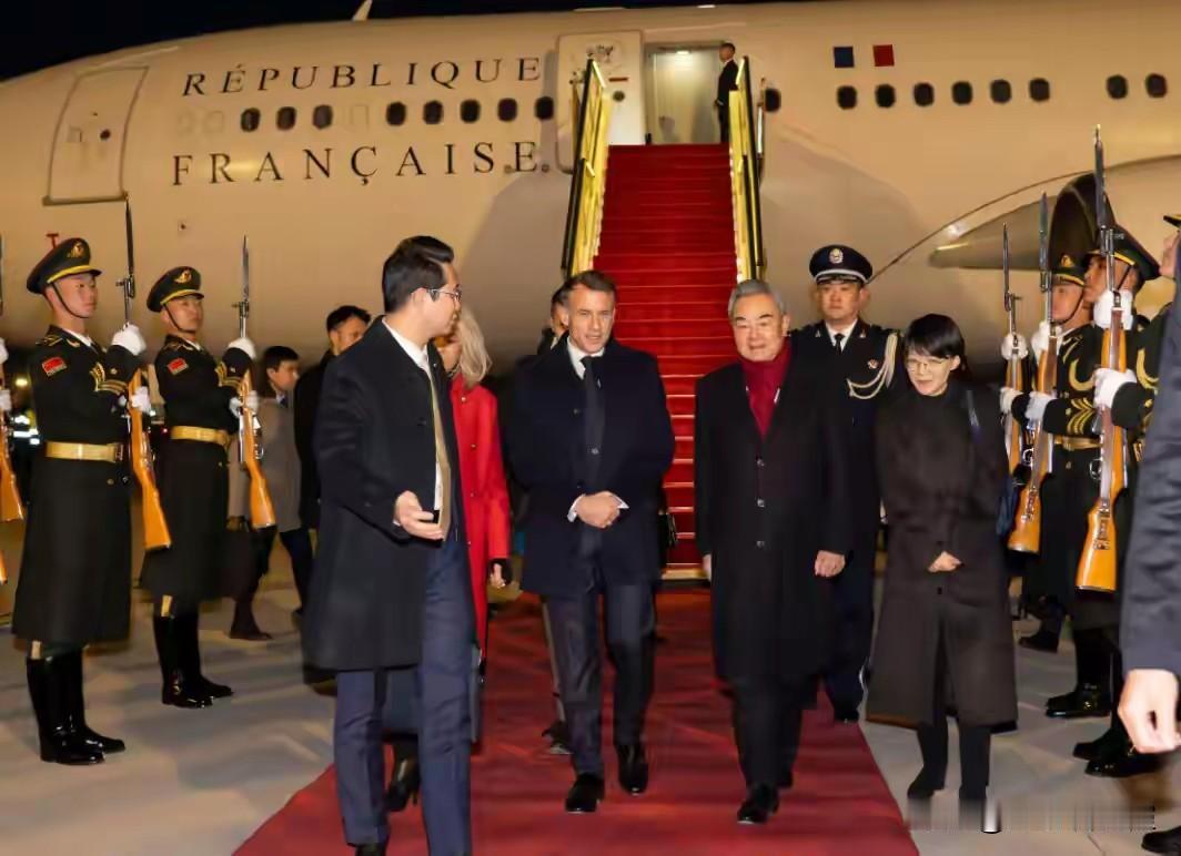 马克龙抵京，一见到中方接机代表就乐了，日本的反应不出中国所料