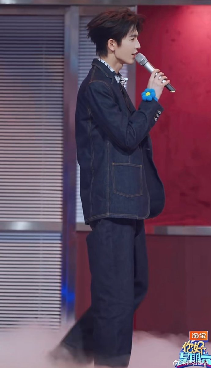 张凌赫田曦薇牵手合唱好甜你好星期六温柔声线搭配甜美嗓音，牵手合唱的画面太治愈，氛