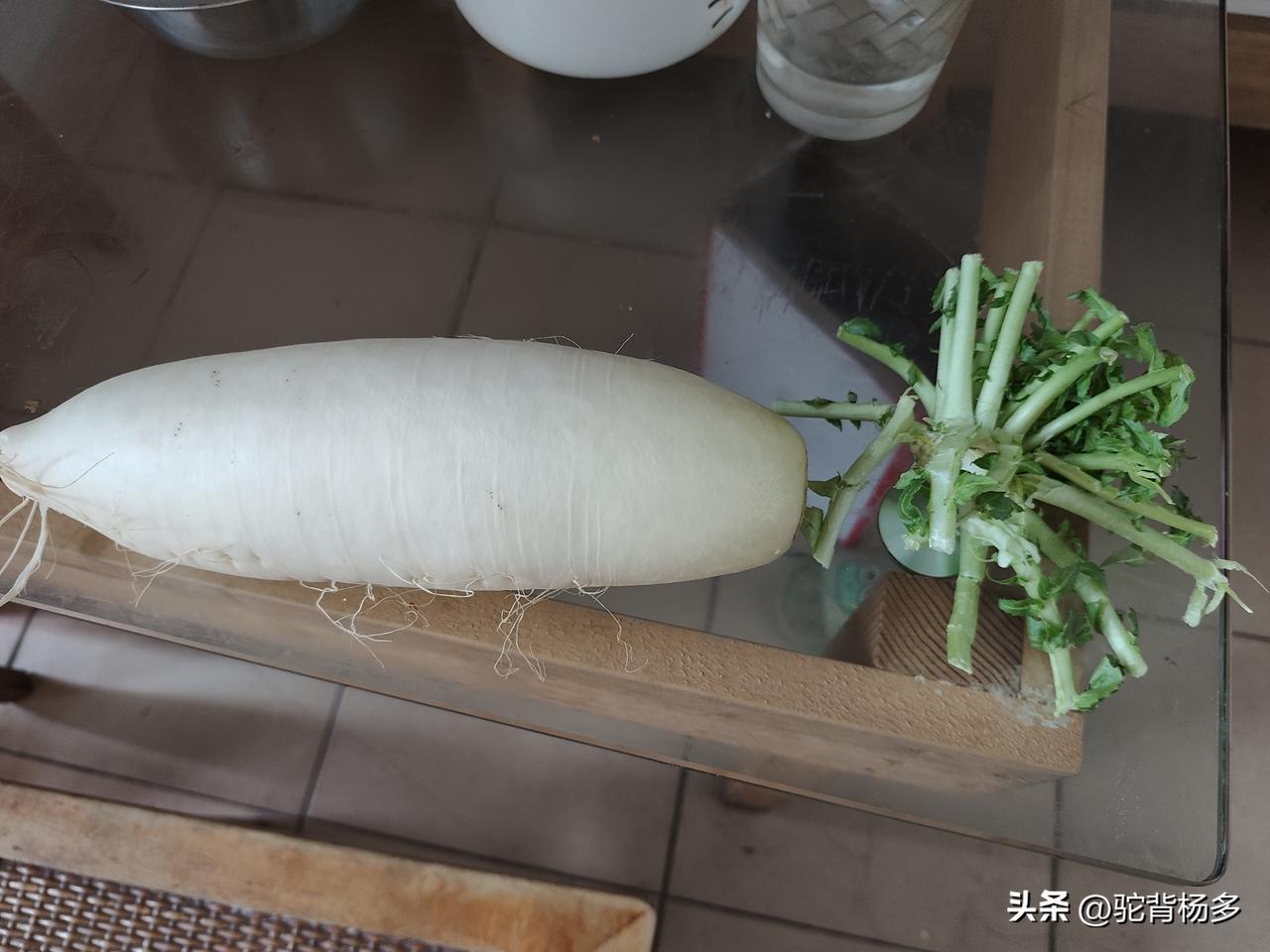 买的萝卜总是会孔心，最后发现是萝卜叶子生长才导改萝卜空心的，后来一买回萝卜就切掉