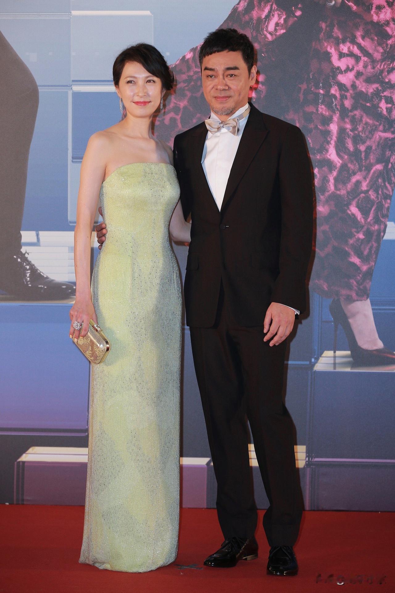 刘青云郭蔼明搭膊头行街好恩爱，被偷拍没发火大方打招呼劲Nice！
现年60岁的影