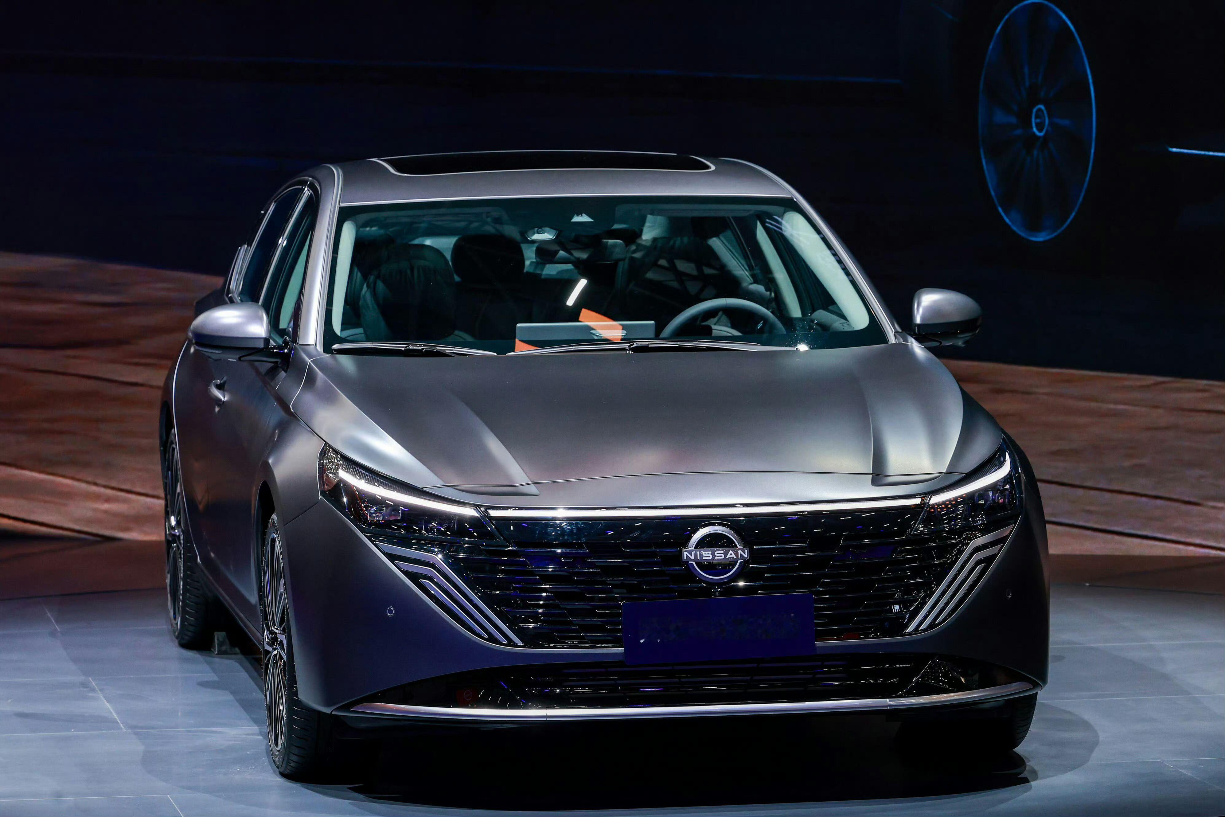 看到有人在讨论，日产天籁上了鸿蒙座舱，内外座舱相关这块都换成了华系的东西，但是感