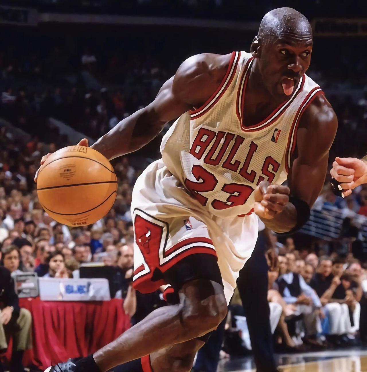 NBA历史场均25分有多难？把现役球员都算上，也就15人：
1、乔丹：30.12
