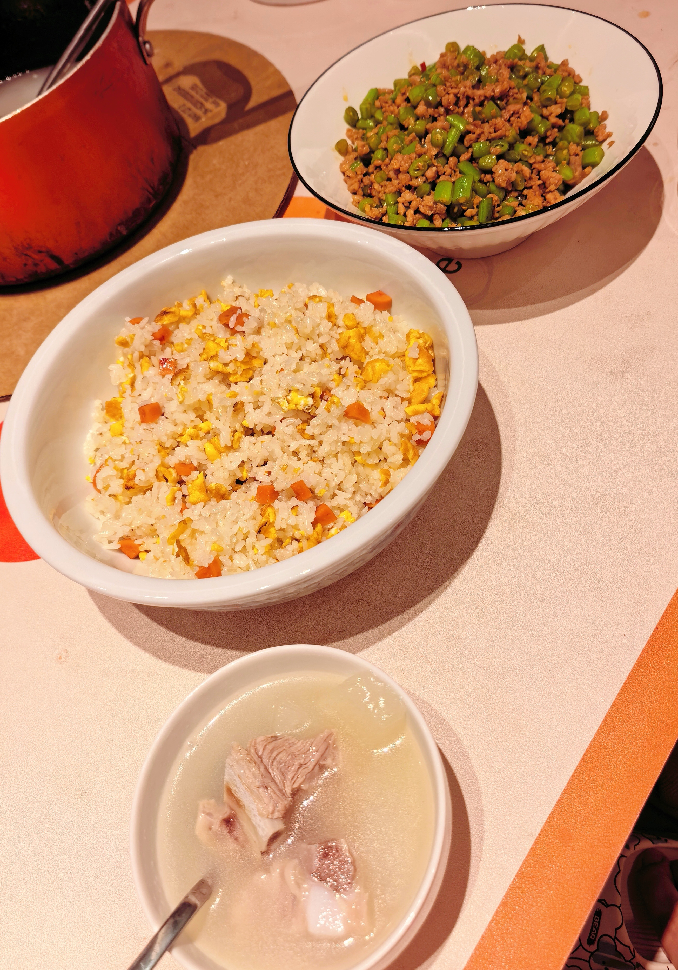 做饭的时候，突然意识到，随着年龄越来越大，我的很多动作习惯，也越来越像我的父亲了