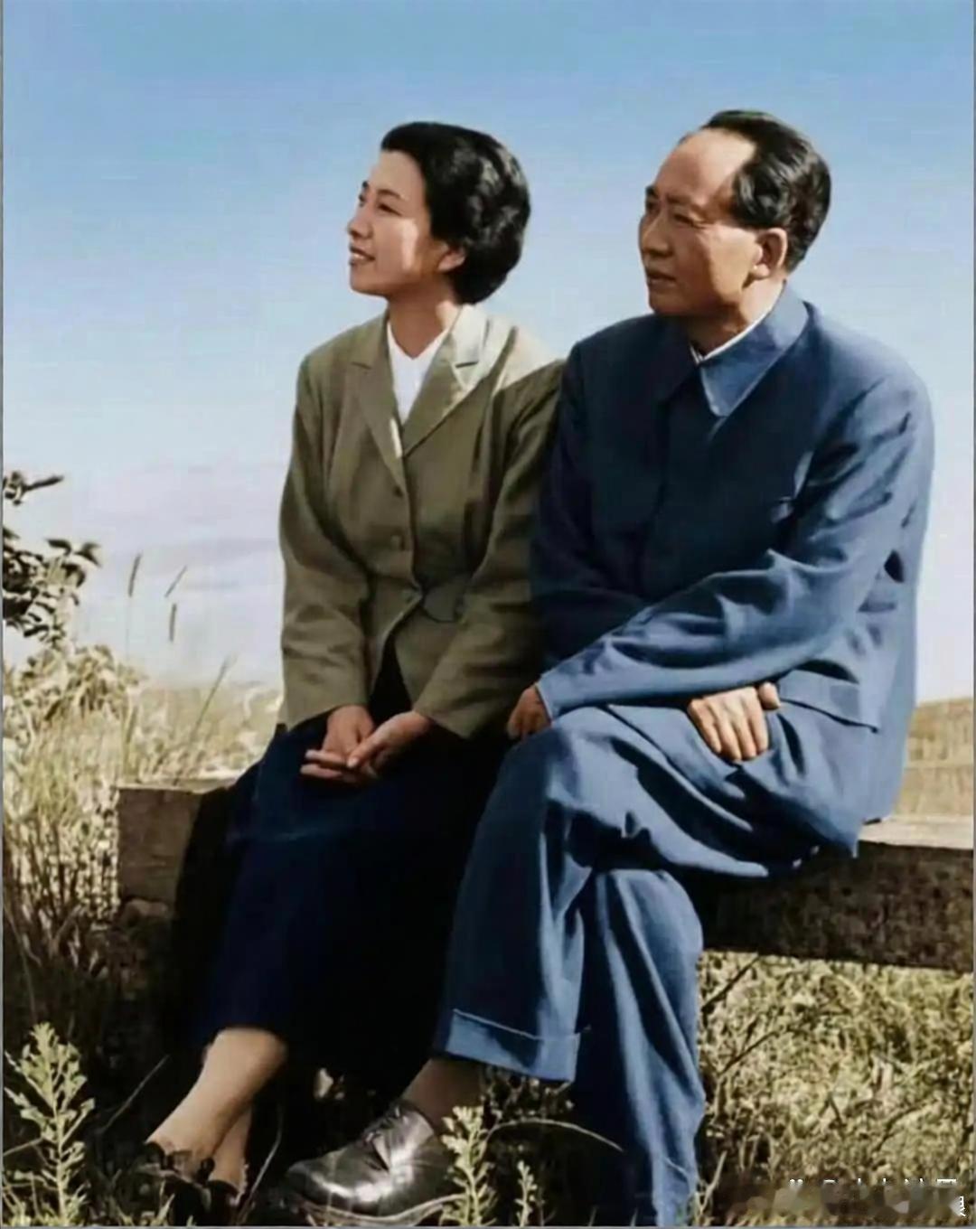 这是毛主席和夫人看向远方的合影，都看看吧，毛主席一生中有过四任妻子，江青因陪伴伟