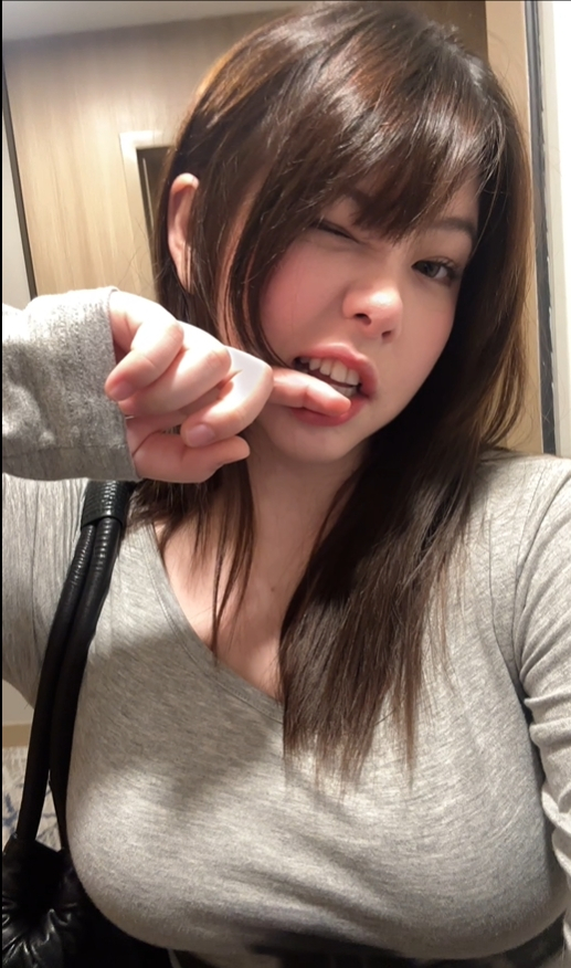 强势回归微博，前女职业选手Mayumi微博晒照我的评价是纯欲天花板，喜欢哥哥的女