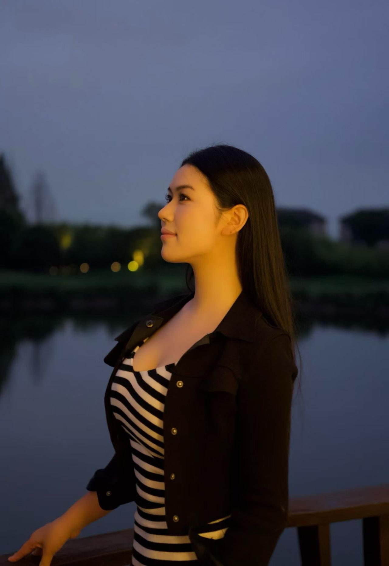 他说人生就像 浇灌 一颗 果树 一样  
享受过程 非常的快乐