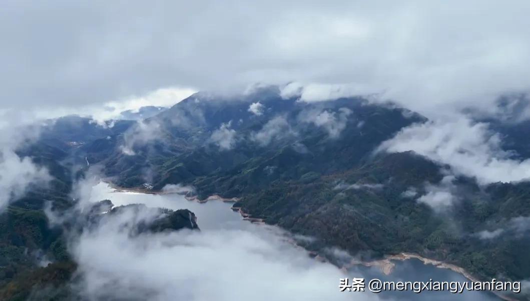 白云绕山尖
美景在天边
云雾缥缈处
神仙窥人间