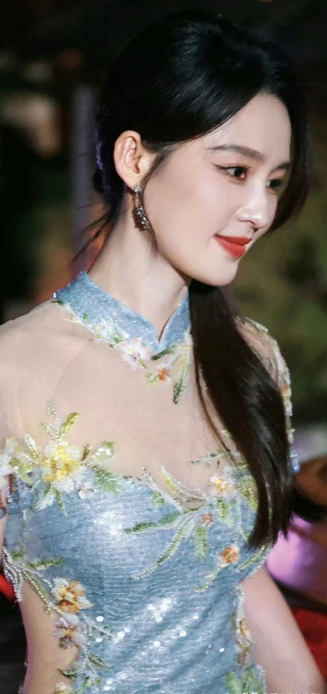 李沁的淡蓝旗袍，戳破了内娱的审美谎言，原来不靠露也能惊艳众人 
