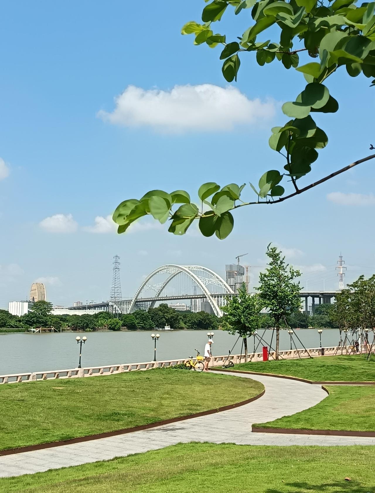 珠江后航道简介:
后航道是珠江在广州市市区内的一段,西起白鹅潭，沿海珠区南岸，南