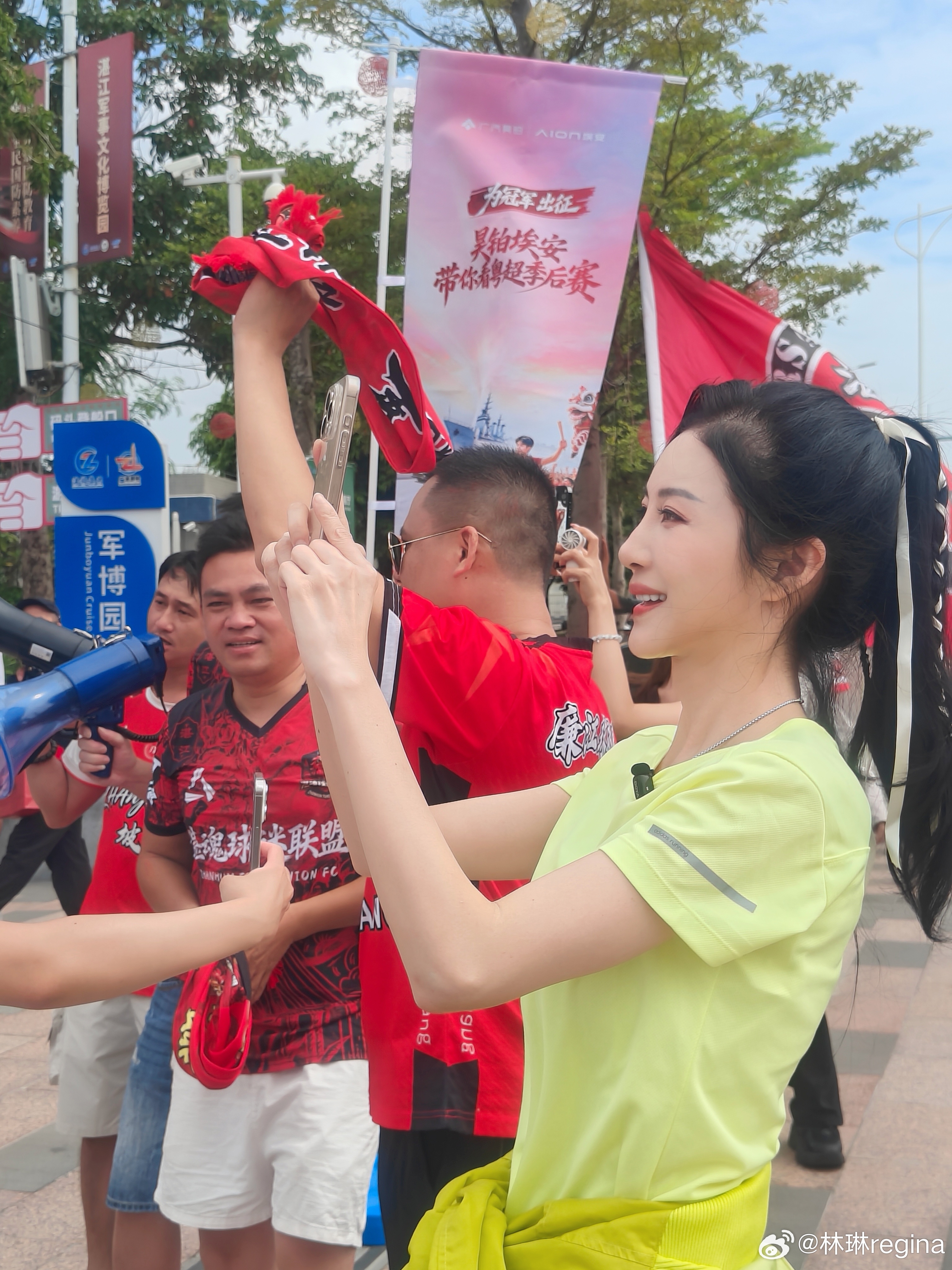 来拍拍粤超湛江队球迷出征，今晚vs东莞！拍完，溜了溜了 ​​​