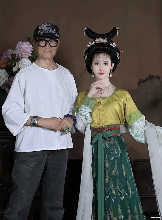 老前辈化妆师技艺精湛，能放大演员之美；年轻化妆师有时却失了韵味。化妆如艺术，姜还