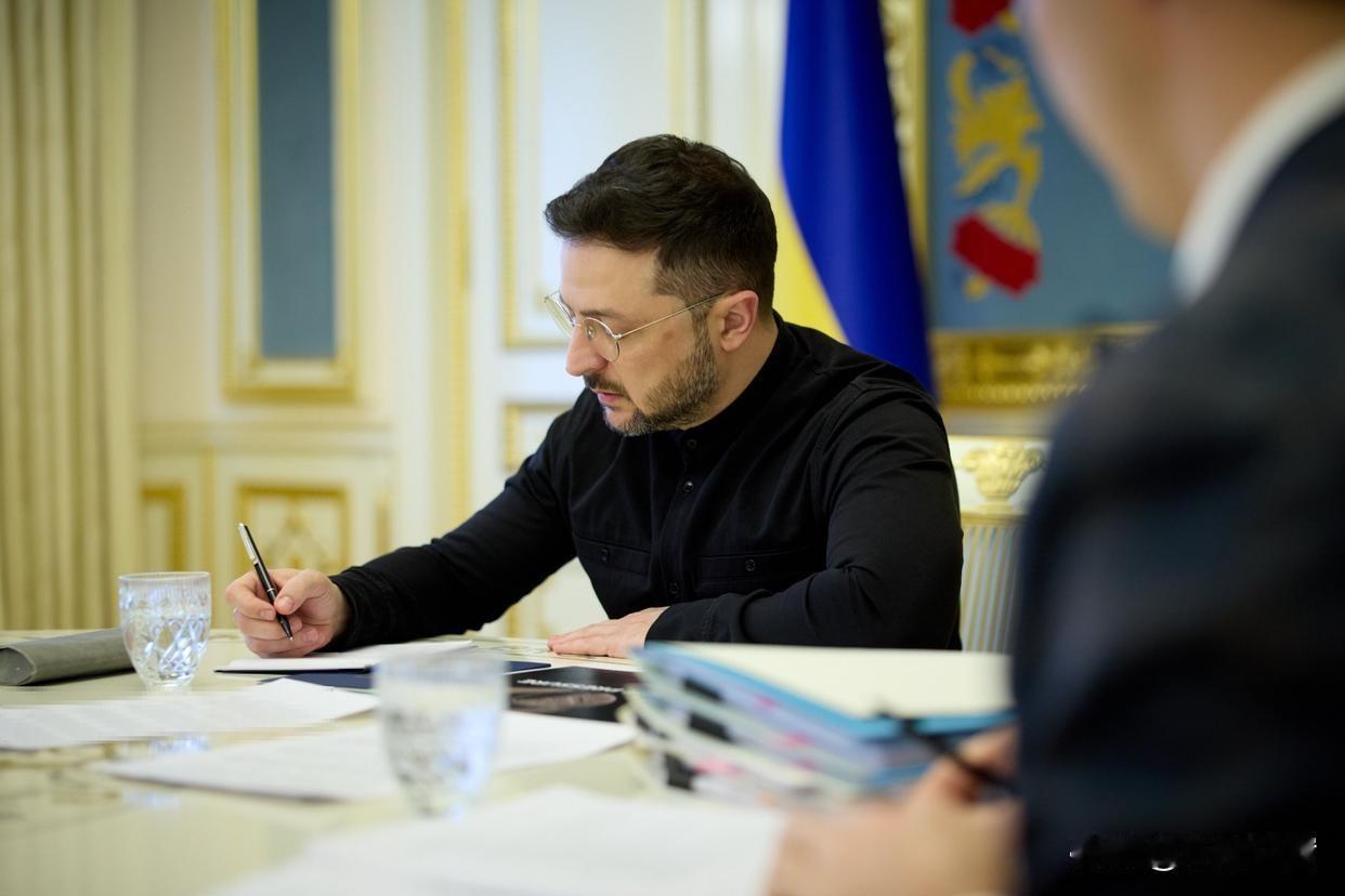 泽连斯基放话远程打俄：喊得越响，越像在催美国“交导弹”！
 
泽连斯基高调说要对