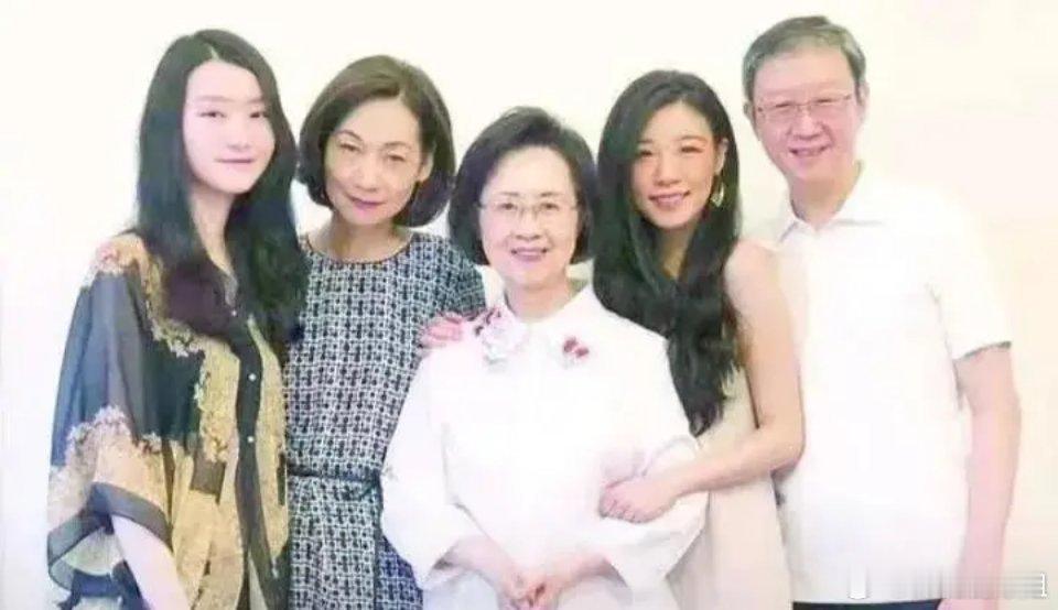 唯有自己的亲生骨肉，才是生命中最后一段时光的支撑！琼瑶走了，只有亲儿子去了医院。