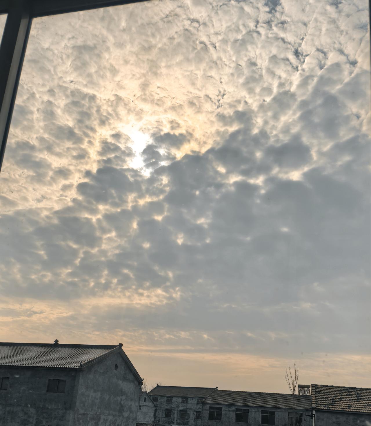 抬头一看，这云是在组团开大会吗？场面怪壮观的，就是不知道讨论啥，是不是说啥时候下