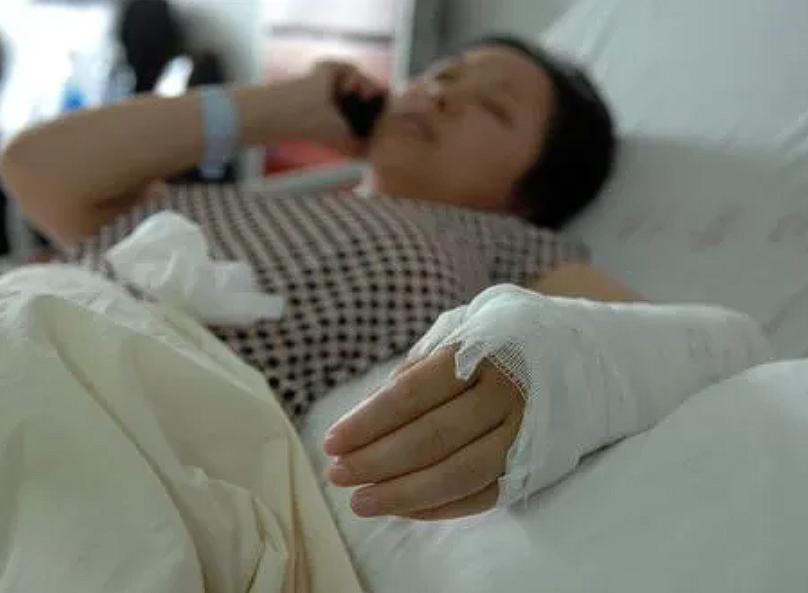 好人必须要有好报！2011 年，31 岁杭州妈妈徒手接住从 10 楼掉落的女童，