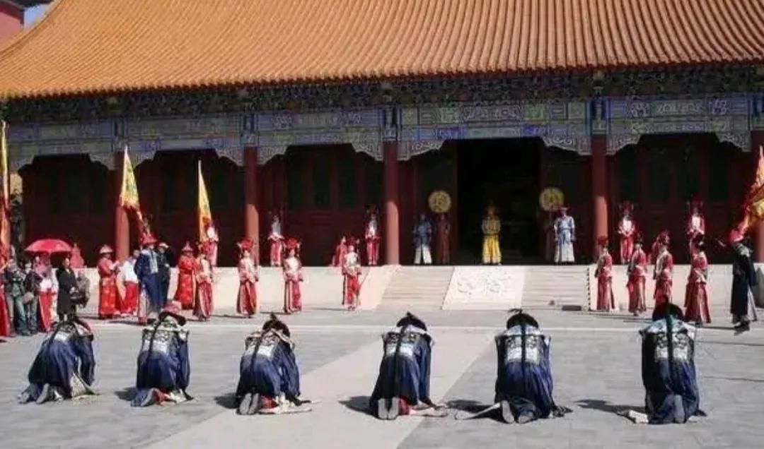 在唐朝以前，君臣在朝堂上议事时，大家都是坐着的，但从宋朝开始，这种坐而论道的传统