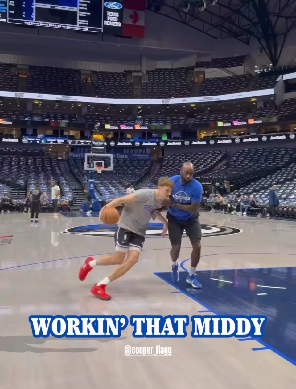 看来我们猜错了，鞋子颜色是随机搭配的，今天是小红鞋 