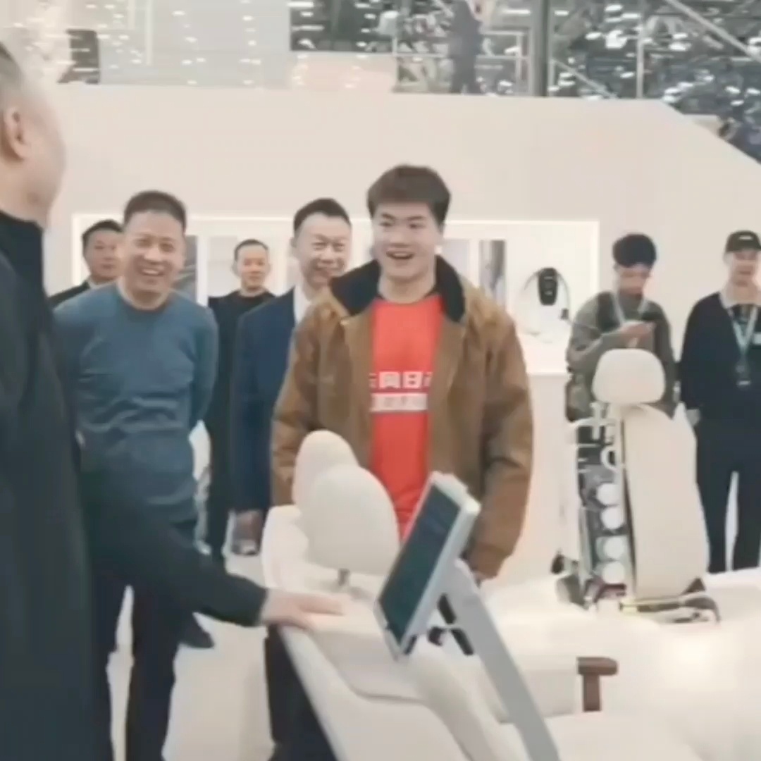 每天都感觉自己好呆萌啊梁伟铿 真要被这只猪萌吐血了 