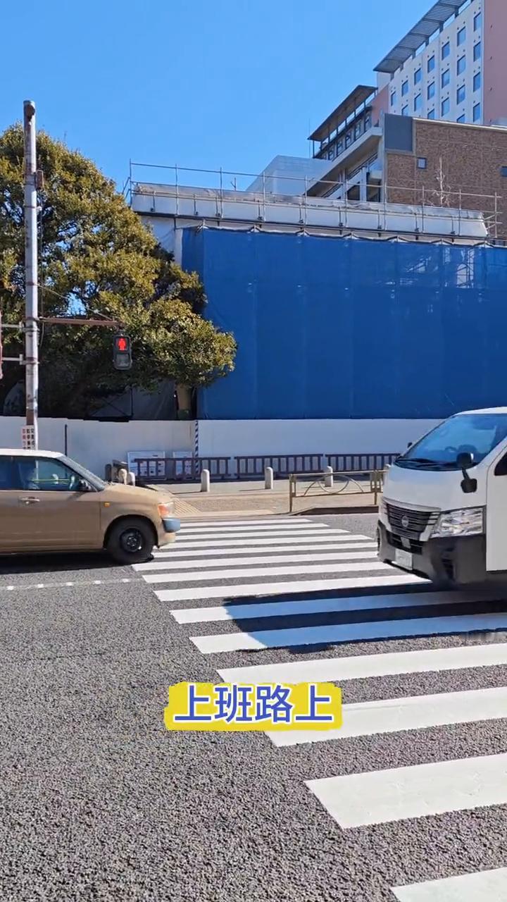 猜猜这是哪个大学？
上班路上看到一个大门口，类似于大门口正在改修修建。有没有朋友