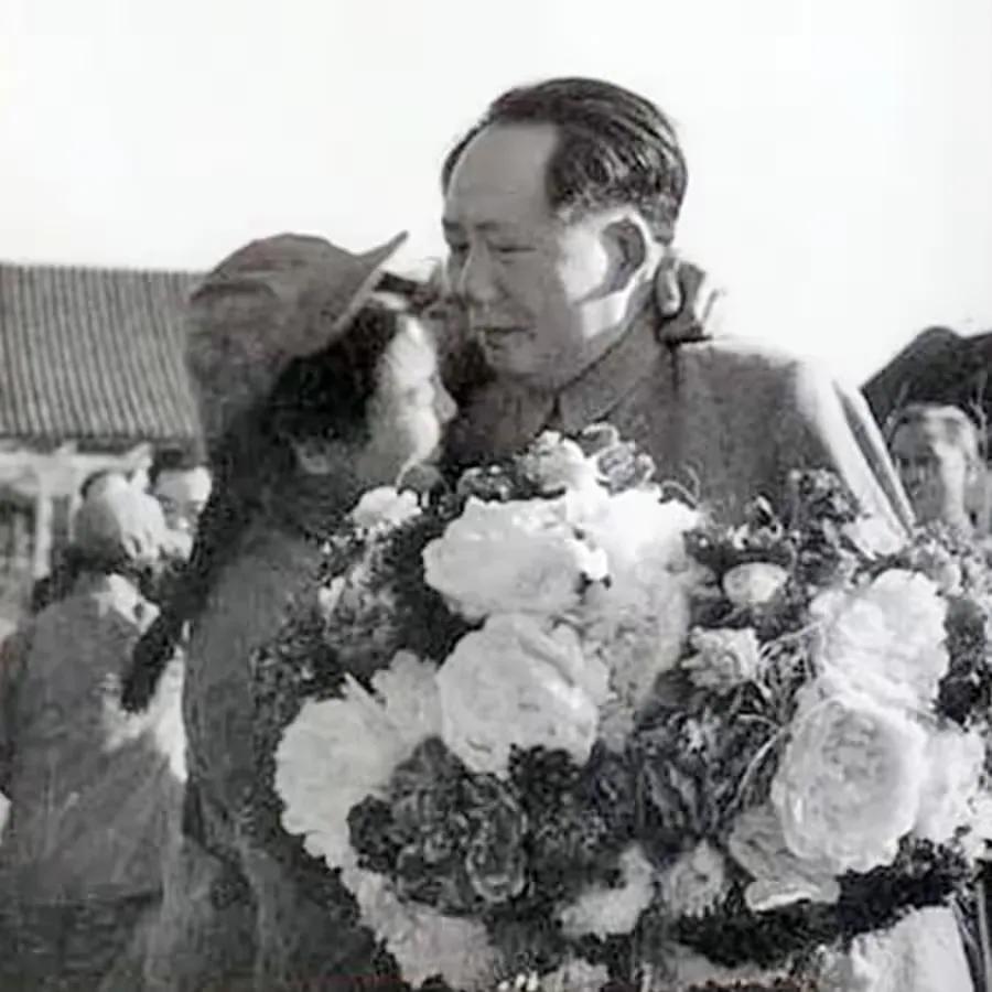 [月亮]1952年初，有一位名叫解秀梅的女战士，她作为志愿军的代表，向伟人献上怀