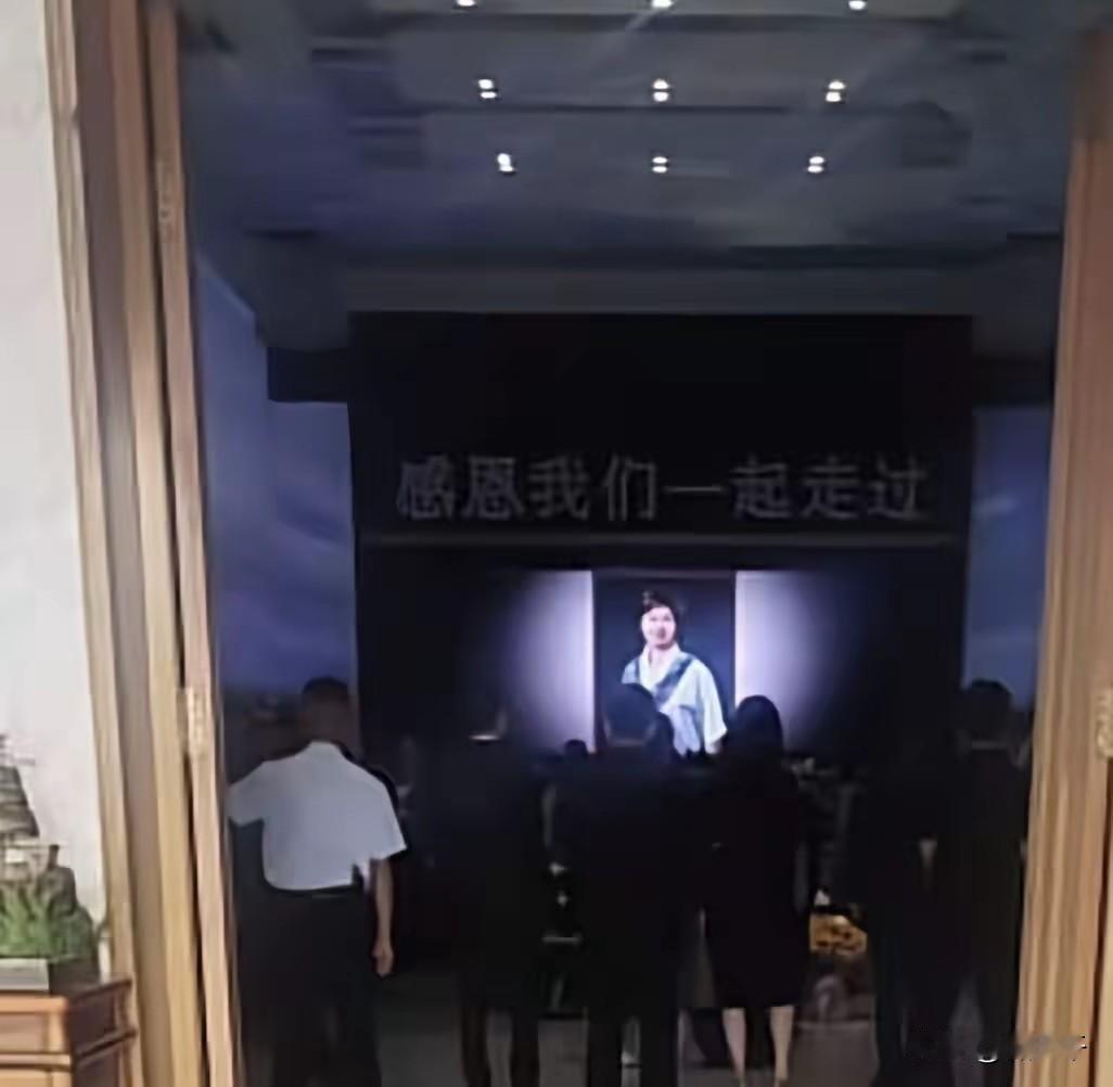有钱公众人物的世界，普通人看不懂。人的财富一旦拥有超过8位数，钱对他们来说都只是