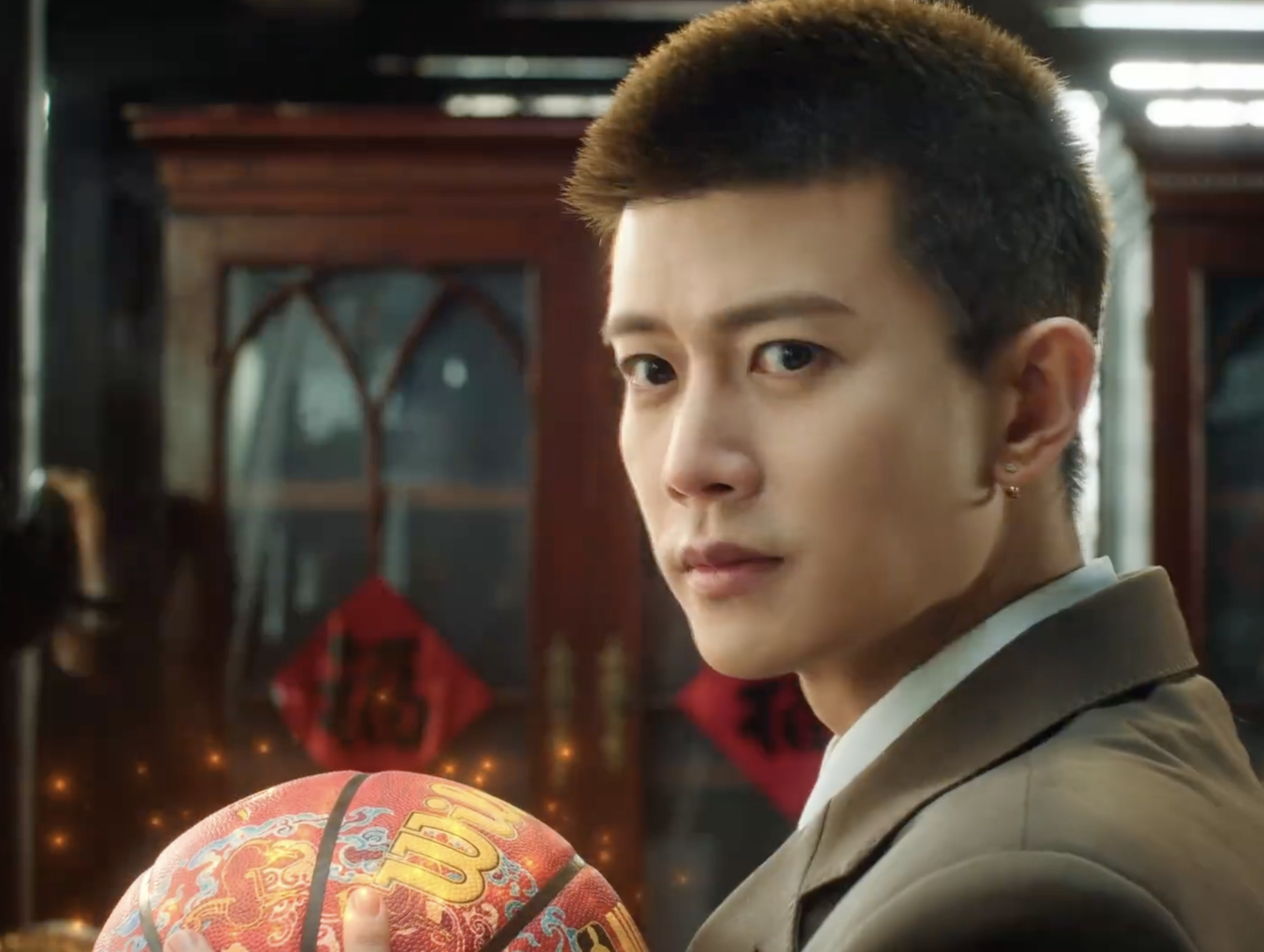 任嘉伦NBA新春贺岁任嘉伦NBA马力全开任嘉伦 这一身装扮，好似风与潮走来的贤哥