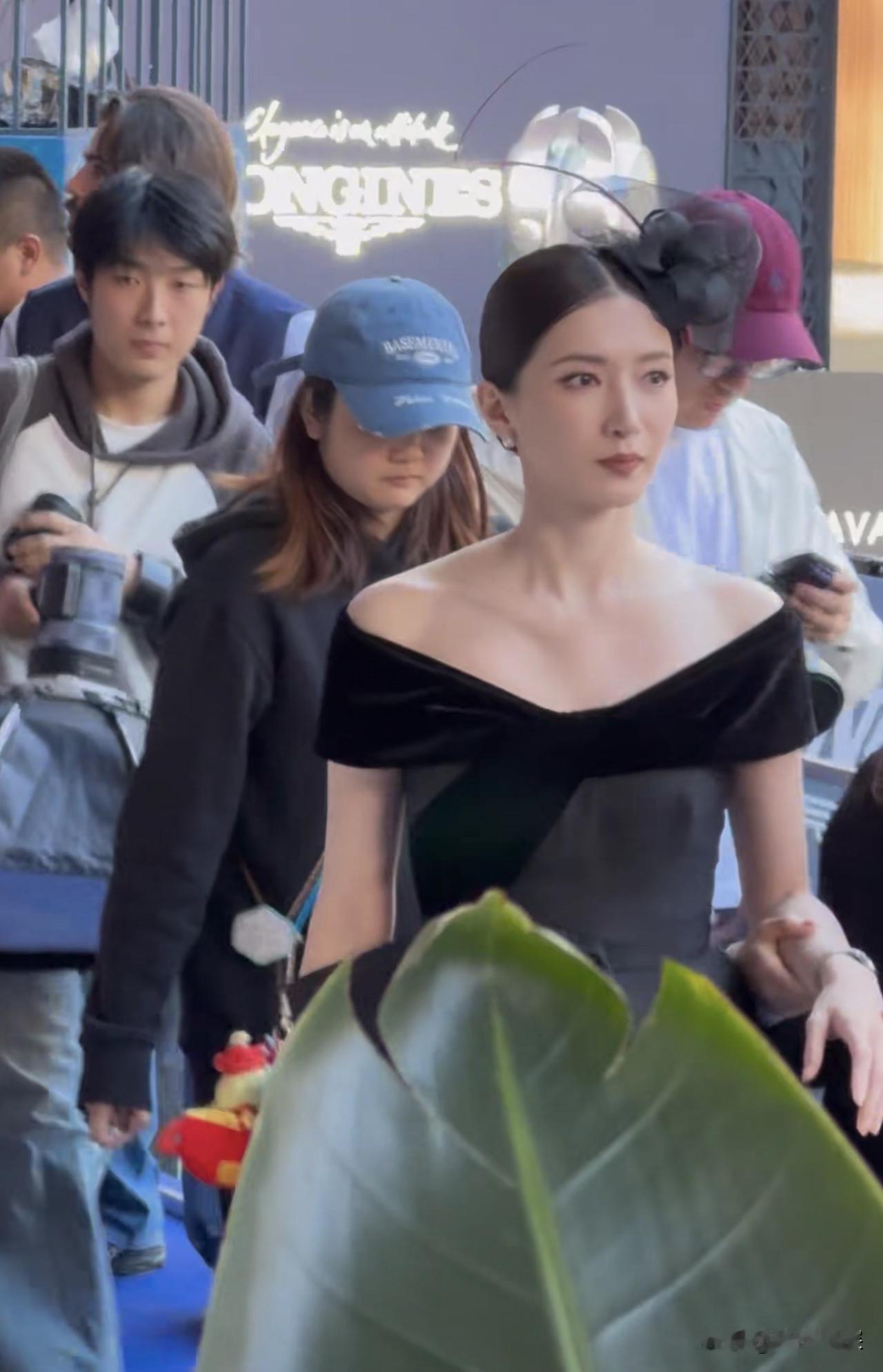 40岁江疏影现身马术大师赛，穿礼服走起路来很霸气，御姐范十足但是有点显老。

1