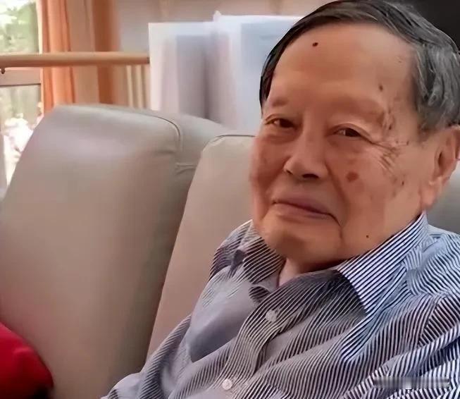 杨振宁先生走了，最放心不下的不是49岁的老婆，也不是他的财产，而是他的事业。
他