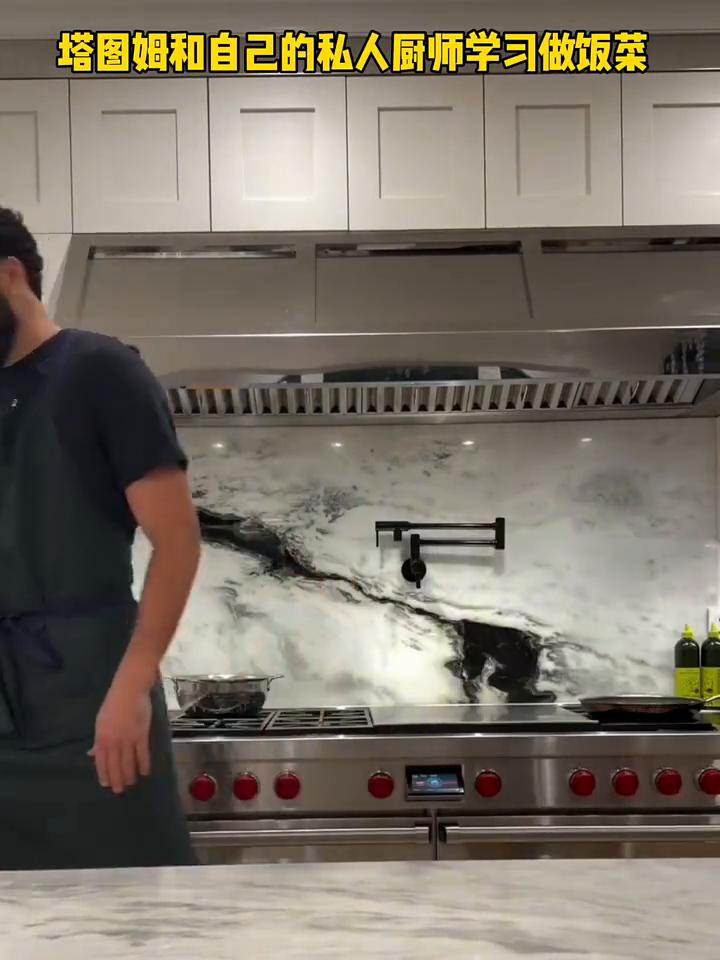 塔图姆和自己的私人厨师学习做饭菜。
塔图姆和自己的私人厨师学习做饭菜。