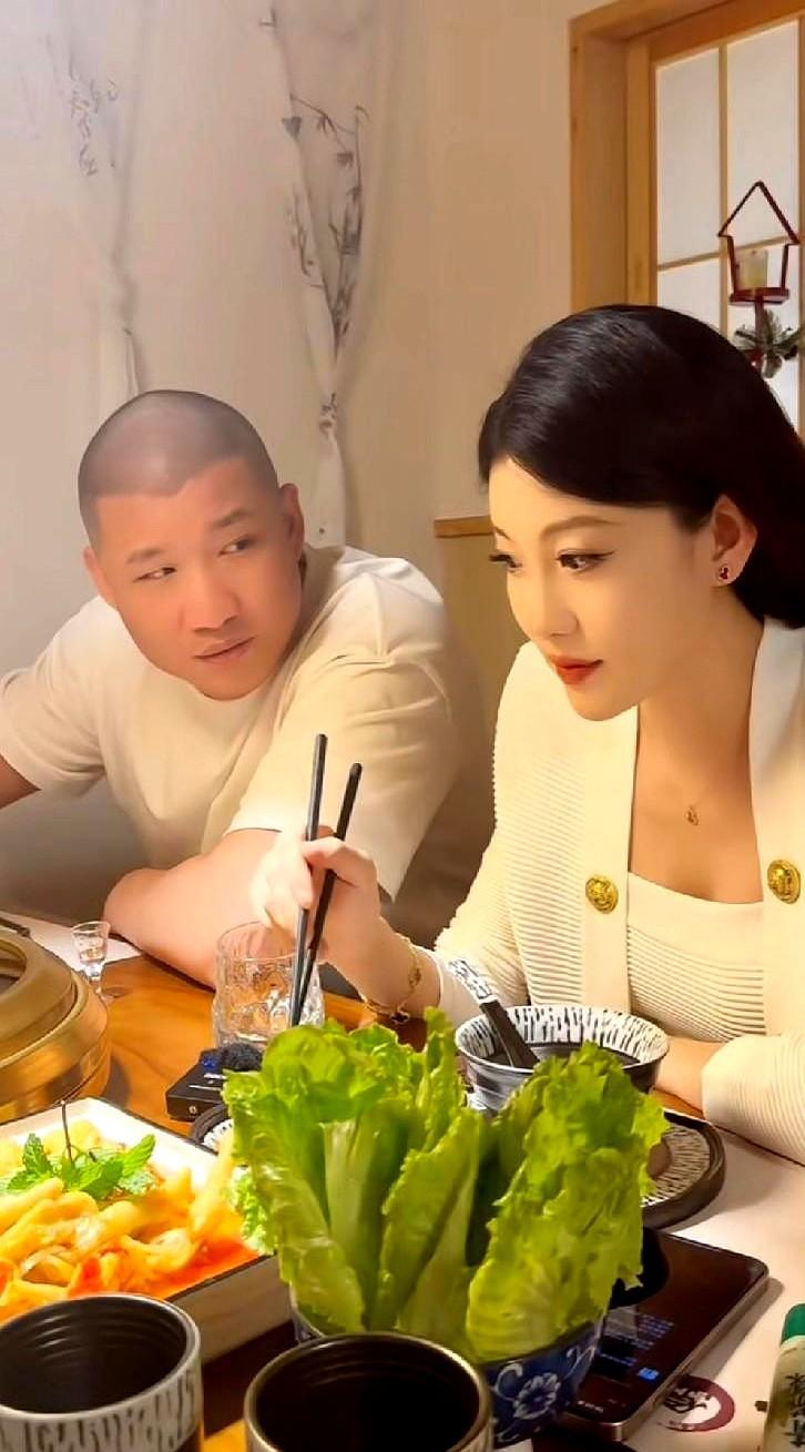 “驴家一姐”桐桐解释为何坚持不让老公出镜露脸，只因不想让他的现实朋友看到，自己老