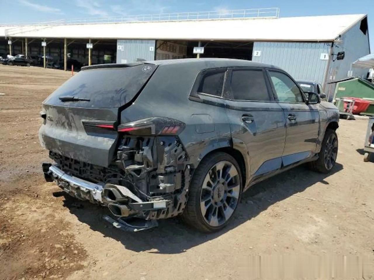 正在拍卖的宝马XM，不知道出了什么事故，车身损坏严重，少了一只轮毂。但是据说发动