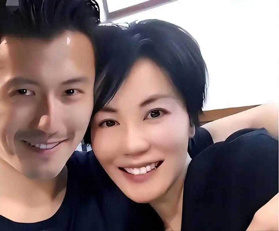 谢霆锋之所以离不开王菲，原因其实很纯粹。除了王菲长得好看、性格顺从之外，最关键的