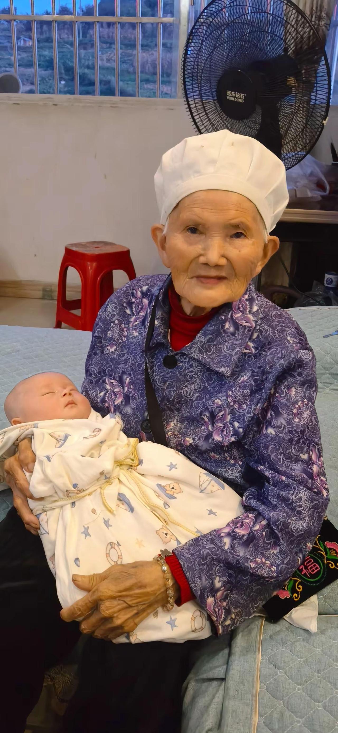 每次回家，我做的第一件事就是去看爷爷👴🏻奶奶👵🏻们 ❤️ 人生啊，真的是