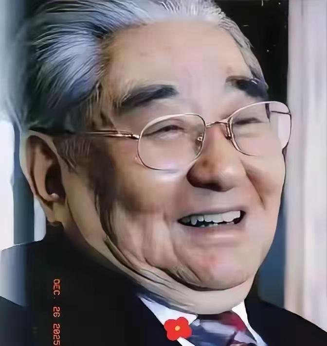 这位老同志活着的时候，台上怒斥铜臭味儿，台下嘲讽收礼的毛病；背地里却藏着一屋子宝