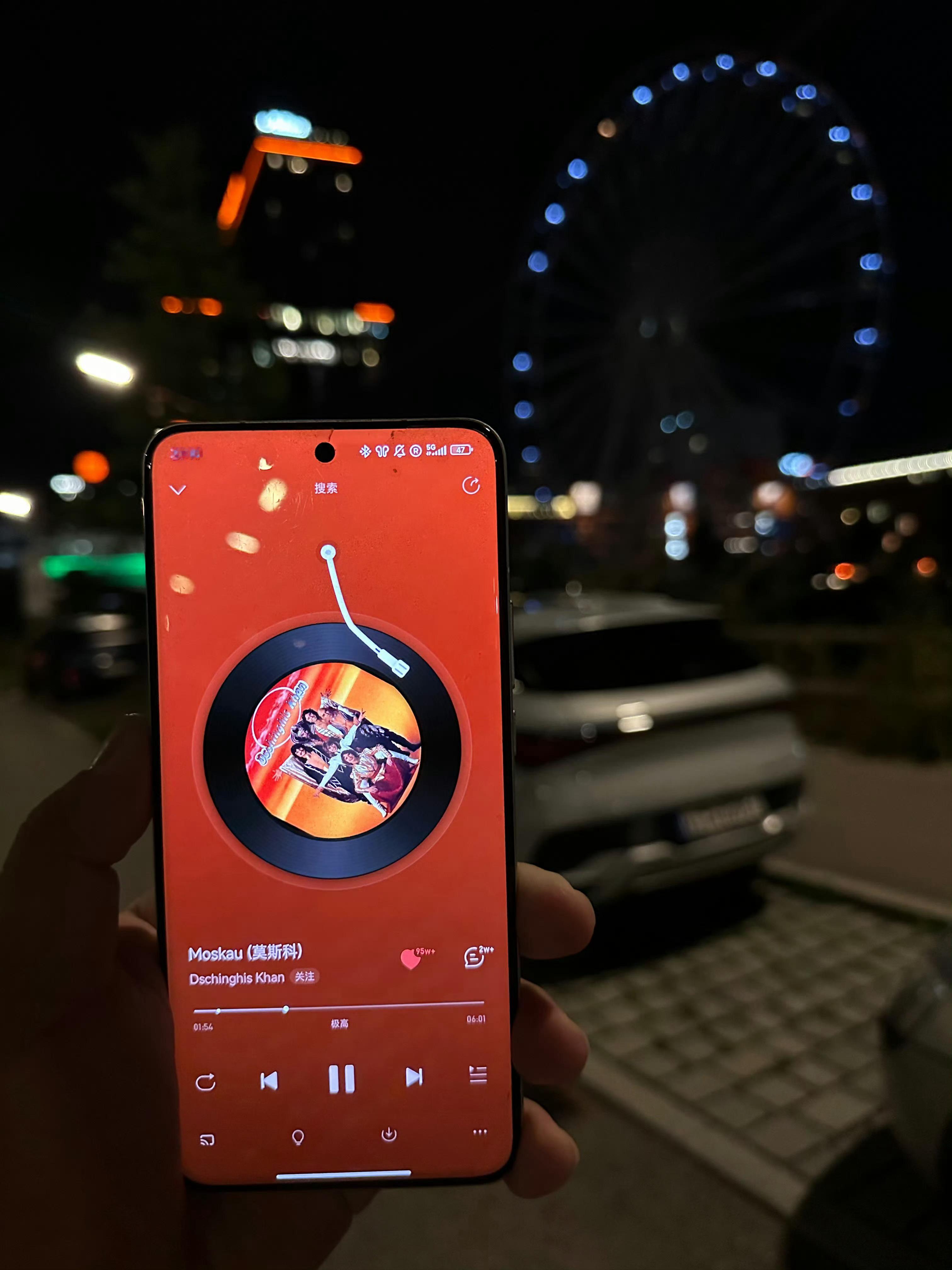 我一个中国人在慕尼黑喝了几杯爱尔兰啤酒后在听一群德国人假装是蒙古人唱俄罗斯首都…