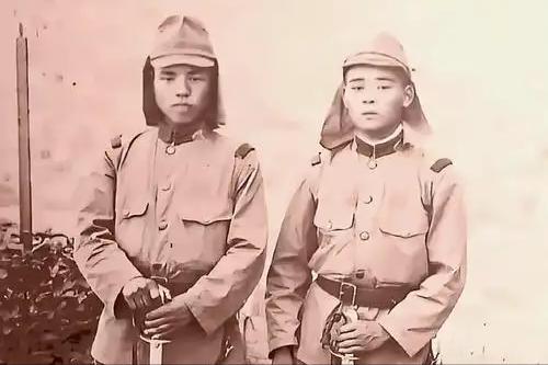 他出生武士门庭，家传宝刀，刀锋曾映照祖辈的荣光。抗战烽火一起，他便带着这柄刀踏上
