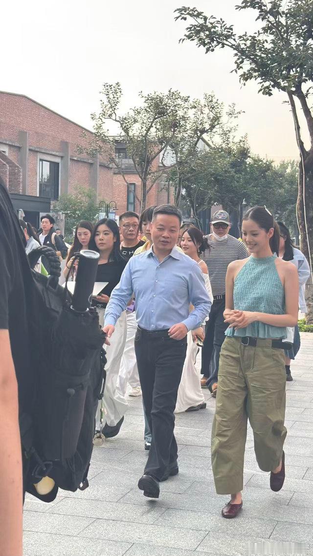 欧阳娜娜与大师兄外场同框来袭！今晚还会解锁哪些心动设计？欧阳娜娜参加小鹏MONA