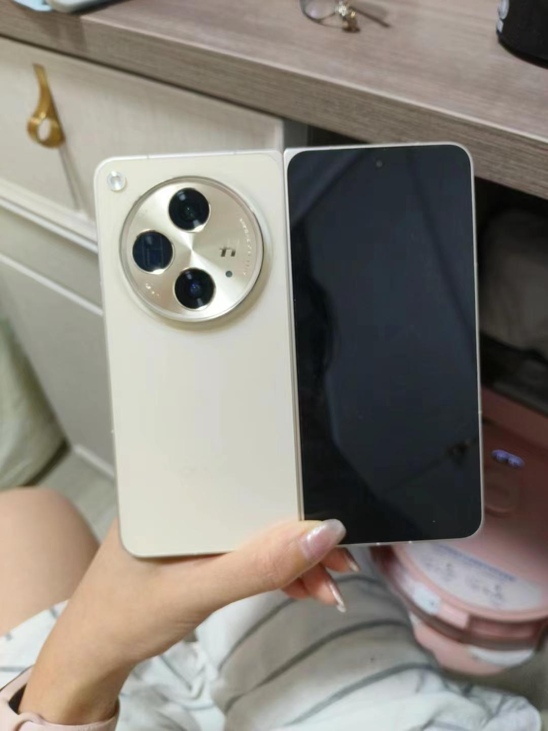 9999元不买苹果，买台折叠屏是什么体验？今年iPhone 15 Pro Max