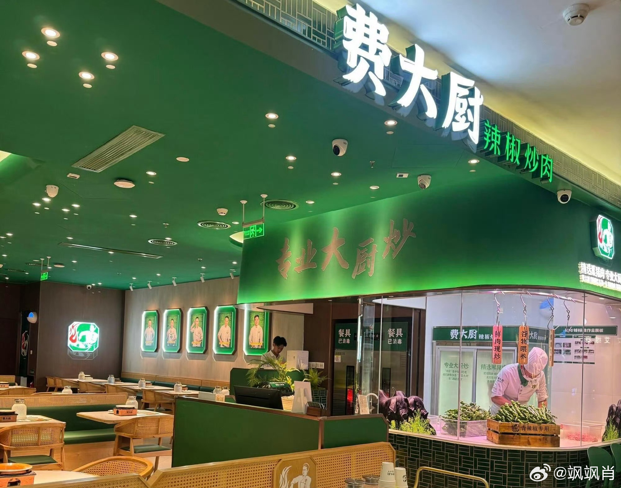 北京的费大厨很火，去探过一次店，只能说，他代表不了湘菜，在湘菜里面，他的分数能到