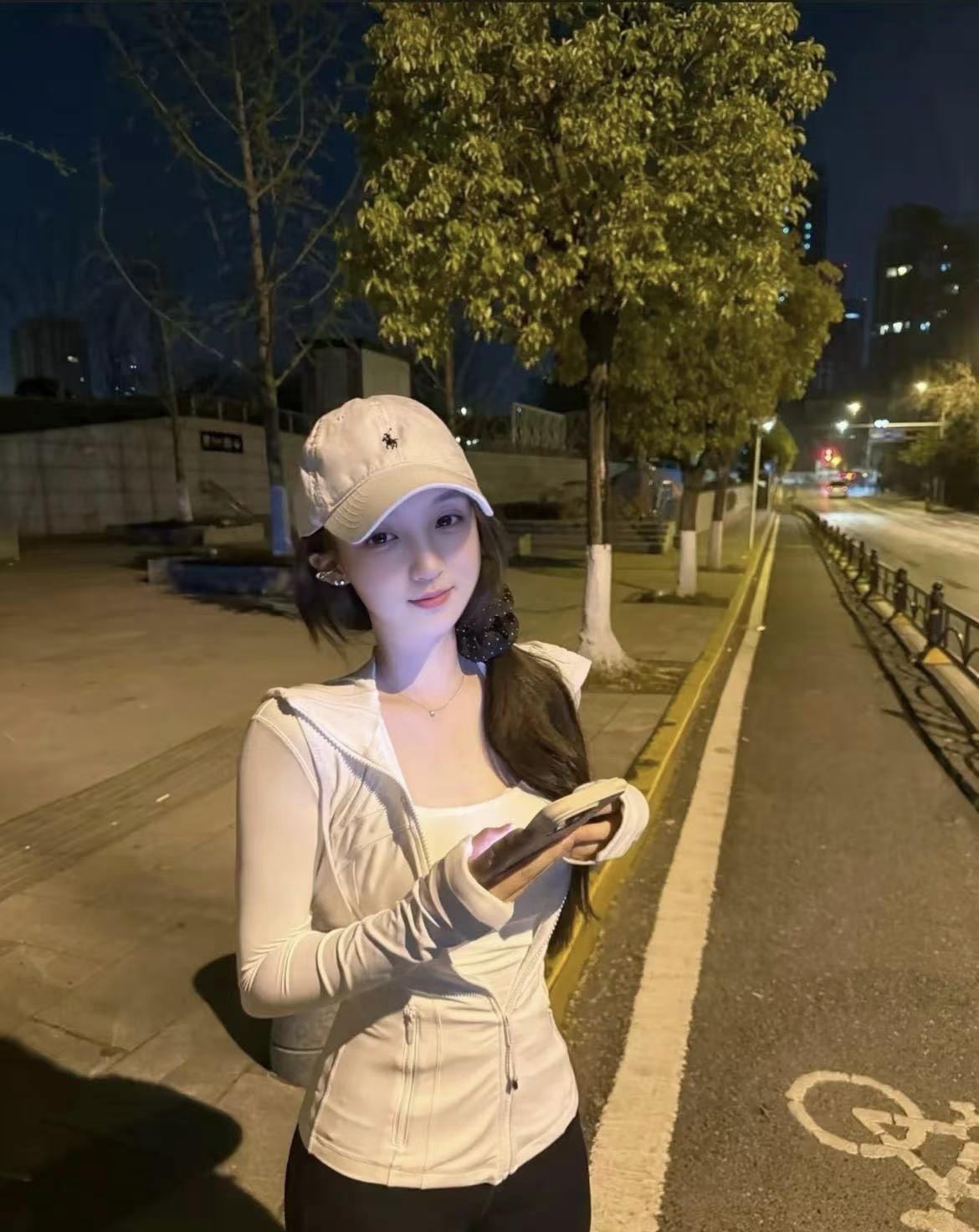 夜晚街头的少女，手机里的世界